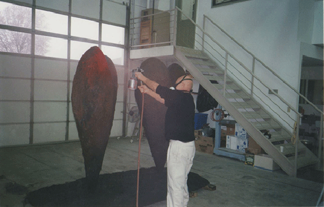 Jim Dine painting Twin 6’ Heart. © 2021 Jim Dine/Artist Rights Society (ARS), New York. Photo courtesy the artist