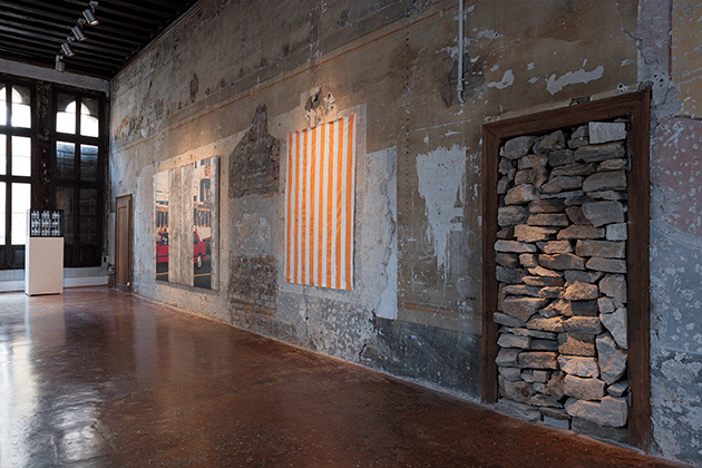 Installation shot: Venice, Palazzo Fortuni, Quand fondra la neige où ira le blanc, 4 June - 10 October 2016. Left: Ian Wallace, Construction Site I (Veronique), 1990. Centre: Daniel Buren, Penture acrylique blache sur tissue rayé blanc et orange. Right: Jannis Kounellis. Image: © Antonio Maniscalco