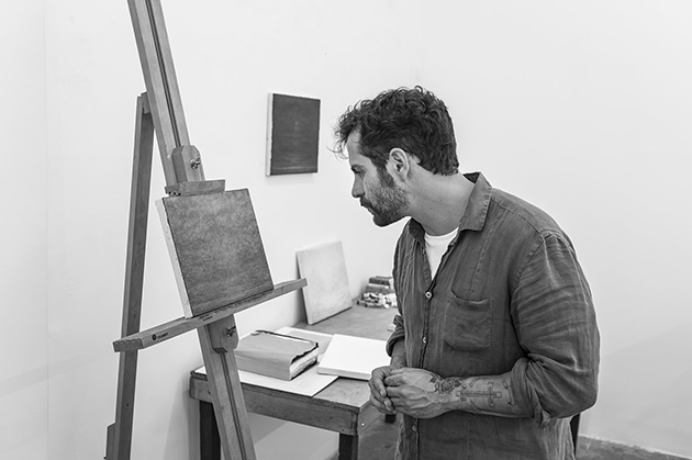 Lucas Arruda painting in his studio. Image: © David Zwirner. 
